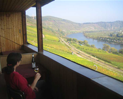 Geniessen von Ihrer Wein auf Ihrer Balkon weil Sie die Mosel überblicken